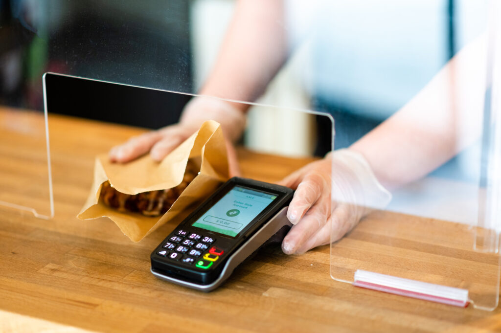 Contactless payment terminal with a sneeze guard for COVID-19 Kassa schermen